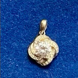 925 Silver Pendant with Sparkling Center Stone
